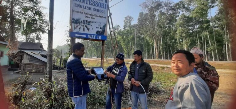 जङली हातिको जाेखिम राेक्न सडक बत्ती लगाउदै समाजसेवी युवा क्लब